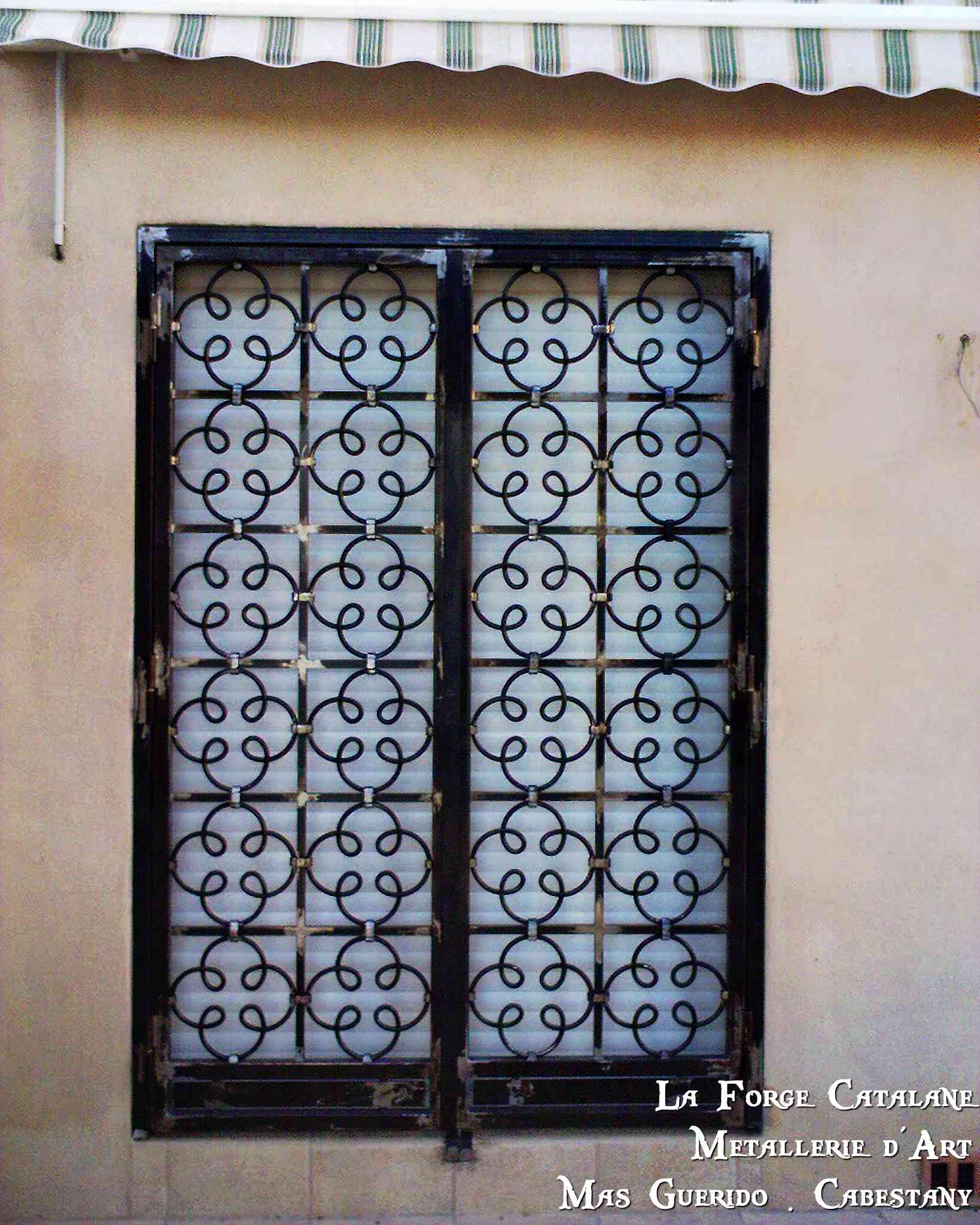 grille articulee motif travail forge trefles rond forge catalane.jpg